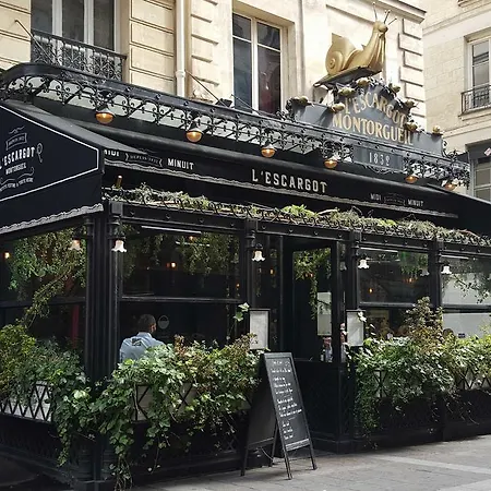 Colored Chatelet Parijs